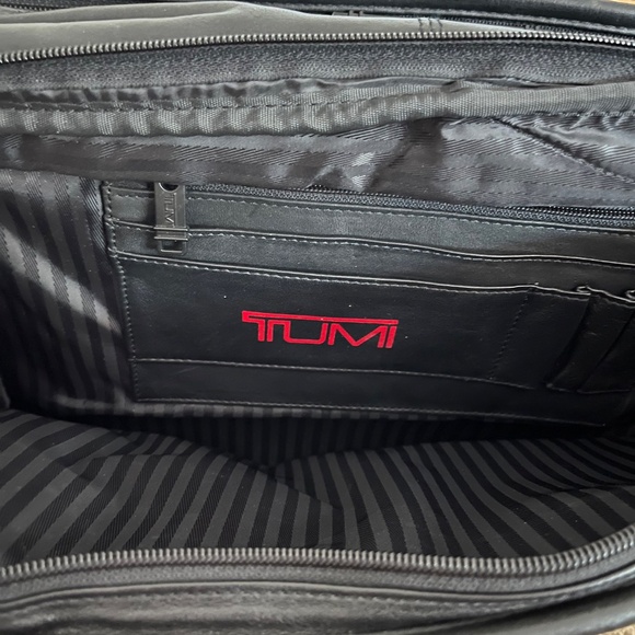 TUMI Leather Expandable Briefcase with Shoulder Strap - never been used - Picture 4 of 6